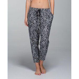 LULULEMON Crop pant-leaf Print- size 8- black & white